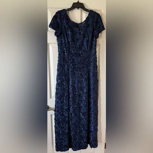 Beautiful navy blue gown.
